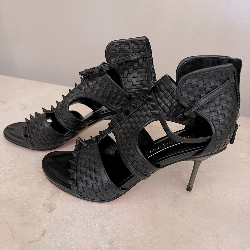 Modern and stylish black interlaced leather hill with spike.
